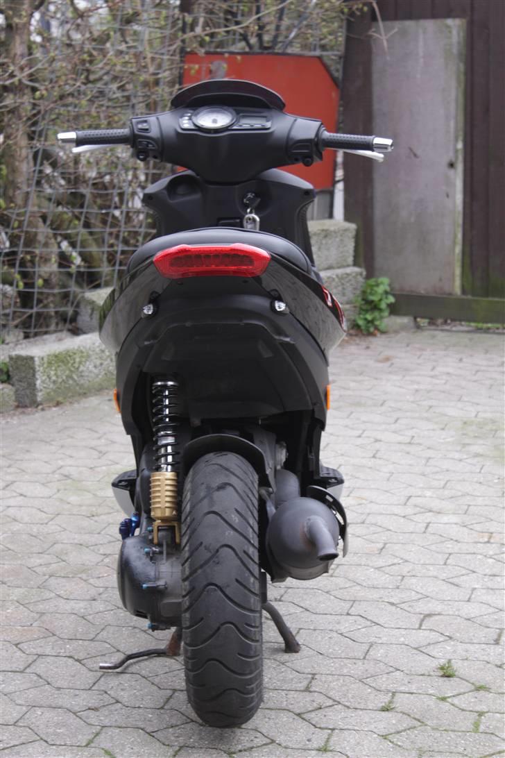 Piaggio Nrg Power DT - Så er nummerplade holderen væk. billede 3