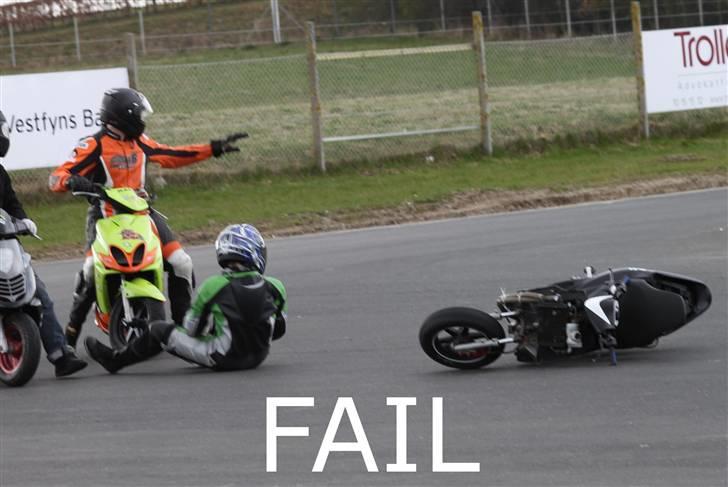 Yamaha Jog R LC TS2  - Resultatet af gearolie der rendte ned på dækket.. billede 20