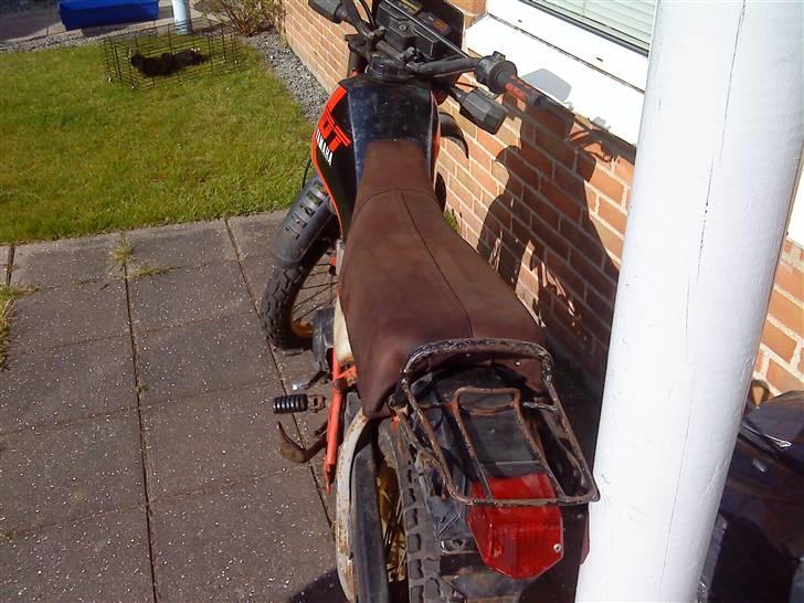 Yamaha DT 50 MX *STJÅLET* - Det første gang jeg har betrukket et sæde.. men det virker..  billede 9