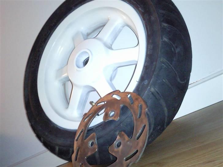 CPI Oliver City LC - taget - bag fælg der er færdig :D 4 gange blank hvid og 2 gange klarlak :D billede 8