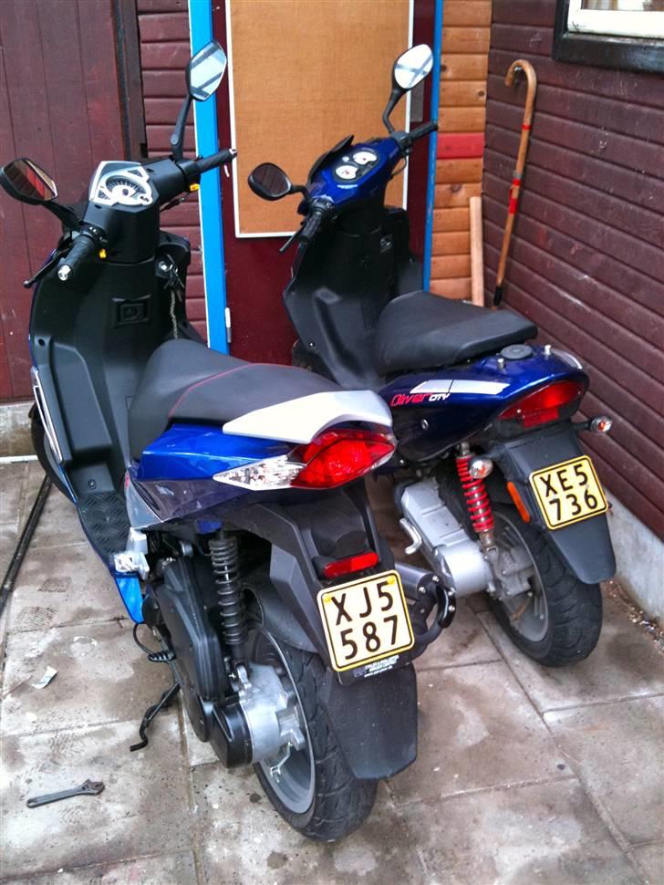 Peugeot Speedfight 3 - Her i selskab med en af CPI´erne. Fedt endelig at kunne dreje, uden at knæene støder på styret! billede 8