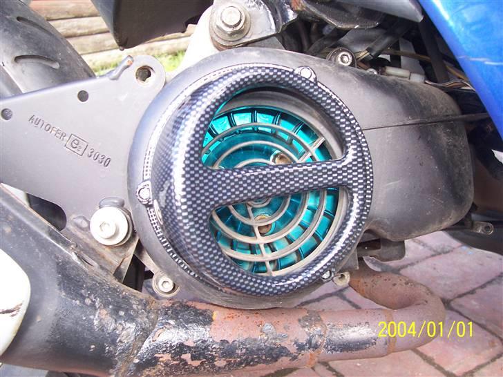 Yamaha Jog R - Ved godt udstødningen ikke er så pæn, men giver den snart noget  maling :D billede 8