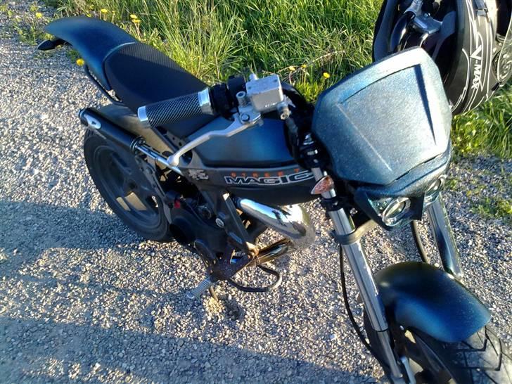 Suzuki streetmagic - der kan man lige se den lidt for fra. masken blev sku ik så go under lakering det blir li en ommer. den blev sku lige grov nok i det. tror jeg var lidt blank af alle dampene da jeg nåede der til. men man skal jo selv have noget valuta for pengene. :D billede 2