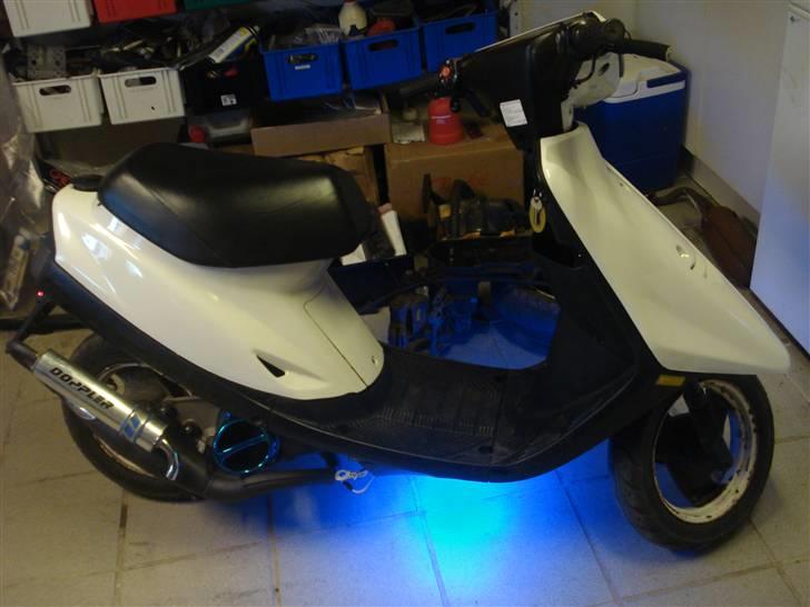 Yamaha Jog Artistic Special - Så er der neon. Billedet er taget i arbejdslys. billede 12