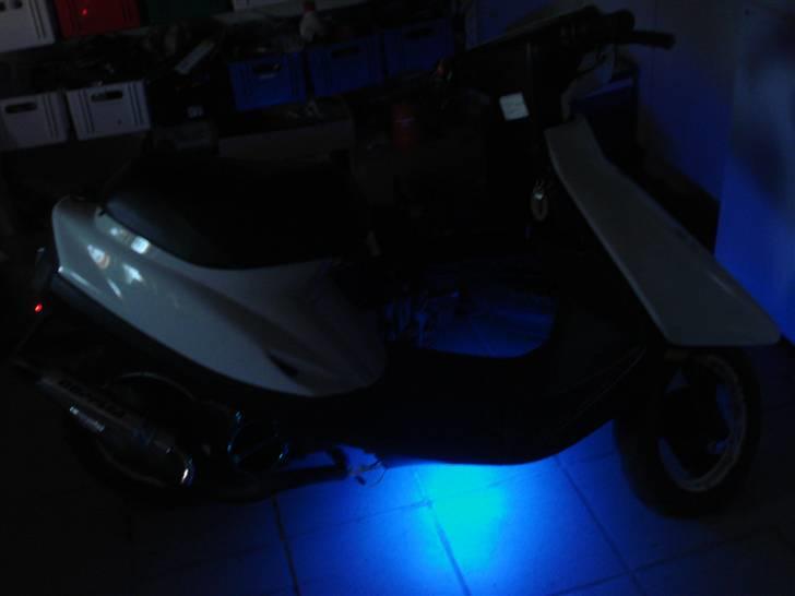 Yamaha Jog Artistic Special - Så er lyset slukket. Dog er der ikke så mørkt i værkstedet endnu. billede 13