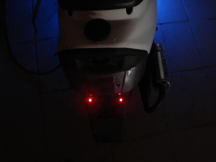 Yamaha Jog Artistic Special - De 2 dioder igen med slukket lys. (Billedet er taget oppefra. For ellers blænder det kameraet) billede 16