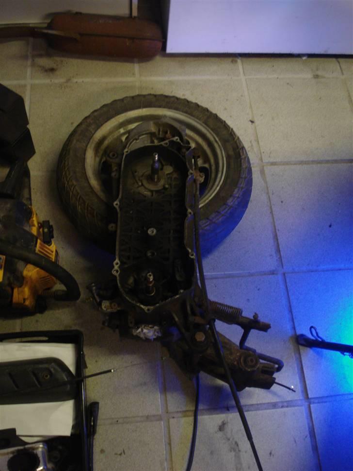 Yamaha Jog Artistic Special - Motorblokken fra min Suzuki Katana, som jeg ikke er nået så meget ved endnu. billede 17