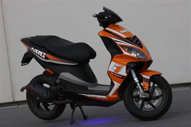 Piaggio NRG Power DT - Med "Neon-lyset" tændt billede 2