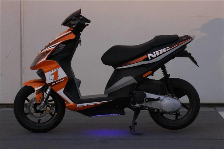 Piaggio NRG Power DT - Med "Neon-lyset" tændt billede 3