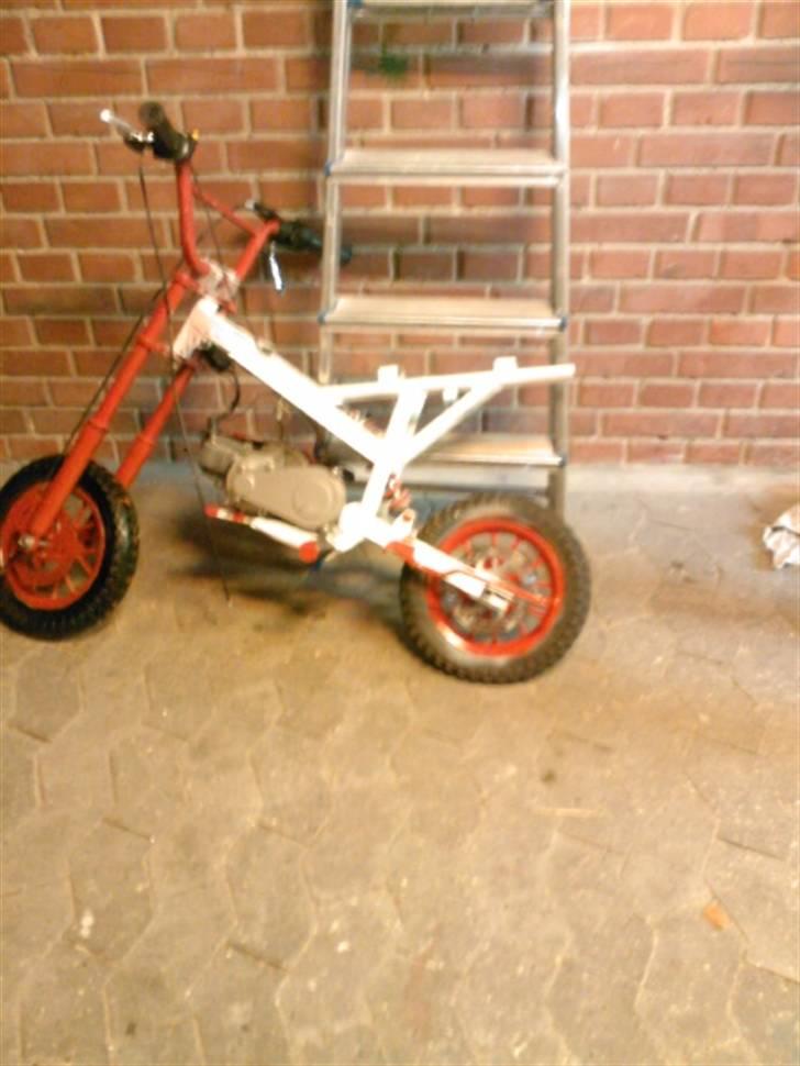 MiniBike Minicrosser | Byttet. - Forgafflen,fælge,støttefod og fodhviler sat på. billede 2