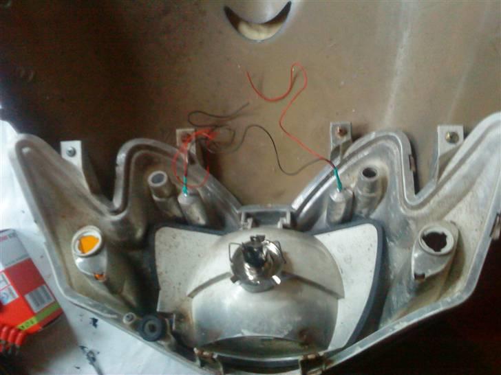 Yamaha Jog R *Jonna!* BYTTET! - H4 4300kelvin 60/55w pære monteret, samt nogle hvide dioder! :) Så skulle der bare trækkes kabler. Dioder er forbundet til pæren, så de kun er tændte når pæren er :) billede 15