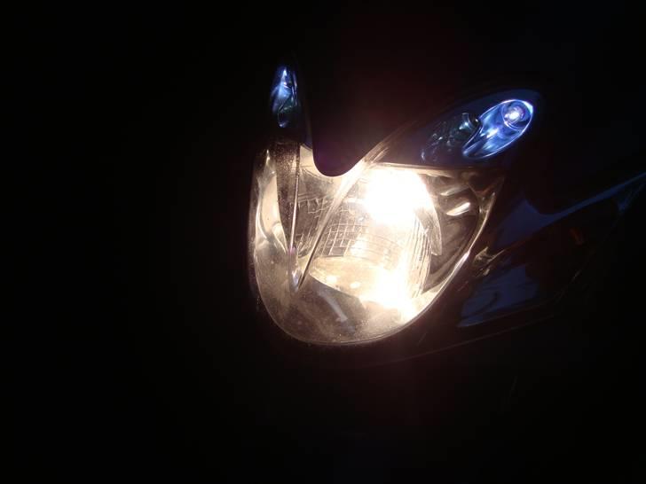 Yamaha Jog R *Jonna!* BYTTET! - Langt Lys! Man kan fornemme et blåligt skær irl. Blev nødt til at finde en vinkel hvor lyset ikk blændede kameraet, så det ser ikke så kraftigt ud i denne vinkel.  Skide godt med noget lys på jernhesten!  billede 18