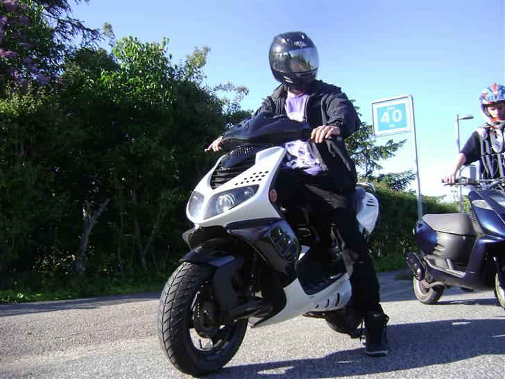 Peugeot Speedfight 2 "(SOLGT!)" - Mig og min speedfight på en vej? "Ø" i baggrunden (: billede 3