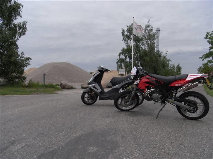 Aprilia SX 50 - Ved en asfalt fabrik :-) billede 9