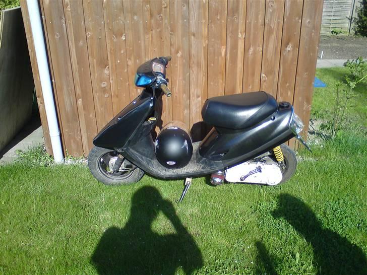 Yamaha jog (byttet) - med de nye carboon look skjolde :D billede 2