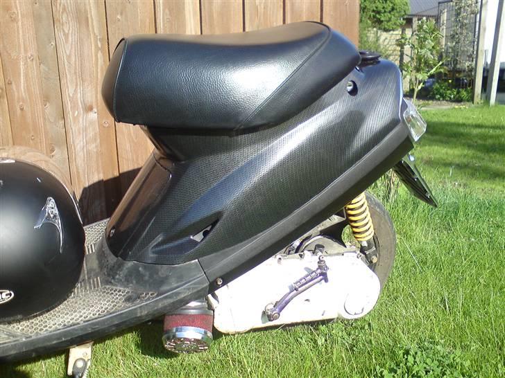 Yamaha jog (byttet) - med de nye carboon look skjolde :D billede 3