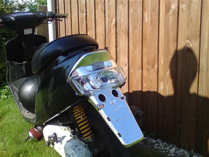 Yamaha jog (byttet) - med de nye carboon look skjolde :D billede 4