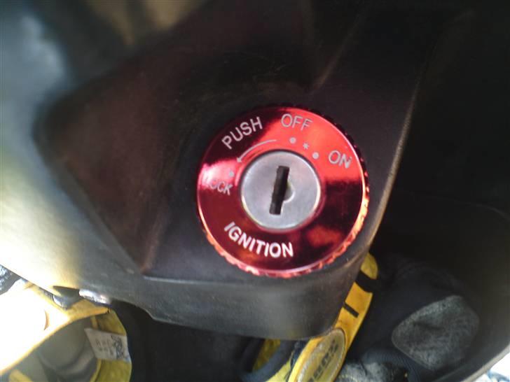 Yamaha jog (byttet) - med de nye carboon look skjolde :D billede 5