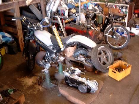 Suzuki Street Magic - Så skal den nyrenoverede og nymalede blok bare på stellet :-) billede 7