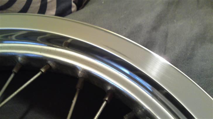 Derbi Senda SM Xtreme -projekt - fælgene... ( de er ikk slebet færdig, det var bare lige en prøve på hvordan de ca. ville komme til at se ud ) billede 13