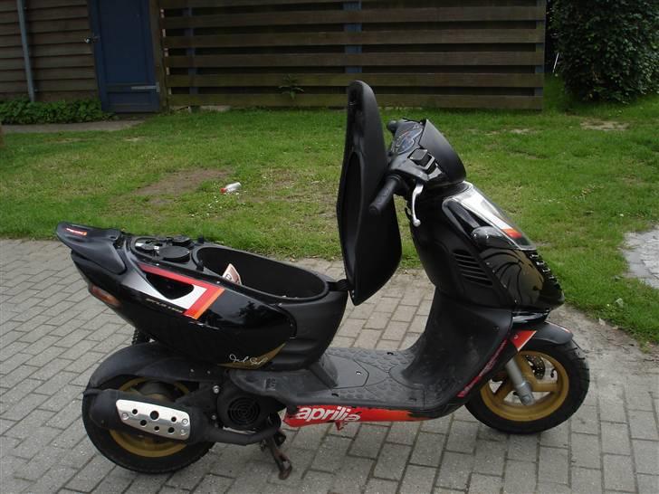 Aprilia sonic [SOLGT for 5500kr] - plads til hjelmen ;) billede 3