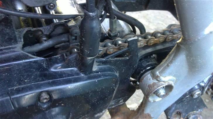 Suzuki Rmx - kæden hoppede af og smadret noget af motorblokken :( billede 4