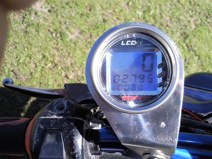 PGO Hot 50 solgt  - de 2 prikker for neden er 2 røde dioder der advare om olie og benzin mangel (: billede 7