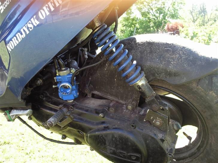 PGO Hot 50 solgt  - blå kabu og blå støddæmper ;) JA den er lidt beskidt xD men det ik min skyld :P billede 8