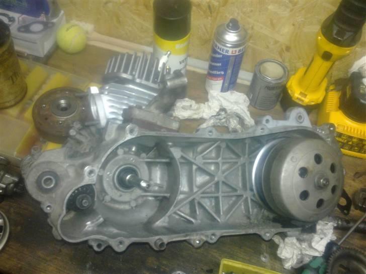 Honda SFX - Så er motoren ved at være samlet igen....alt indmad er nyt ;-) billede 7