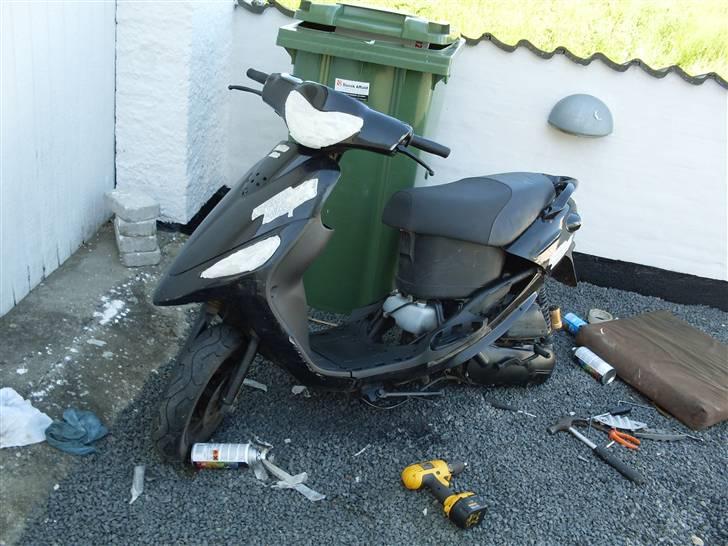 PGO black magic solgt - ved at tape scooteren så den er klar til maling billede 11