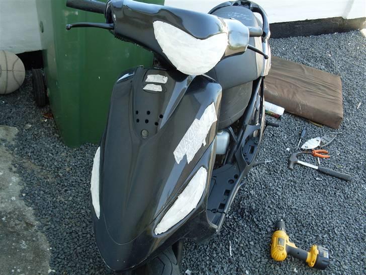 PGO black magic solgt - ved at tape scooteren så den er klar til maling billede 12