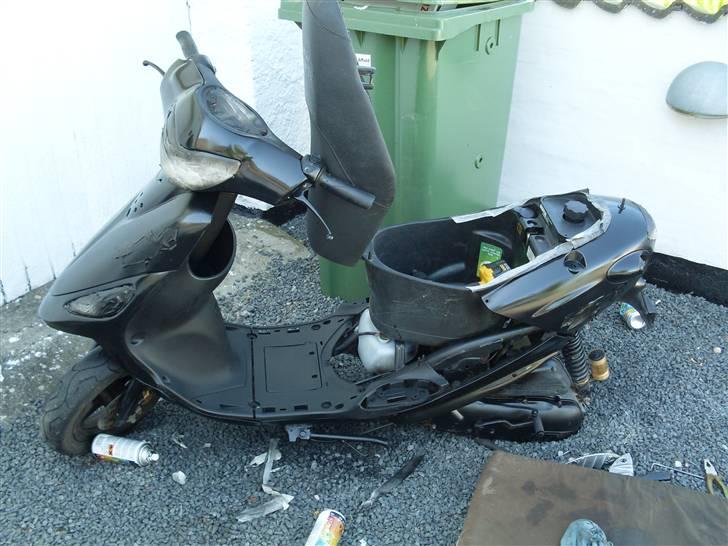 PGO black magic solgt - ved at tape scooteren så den er klar til maling billede 13