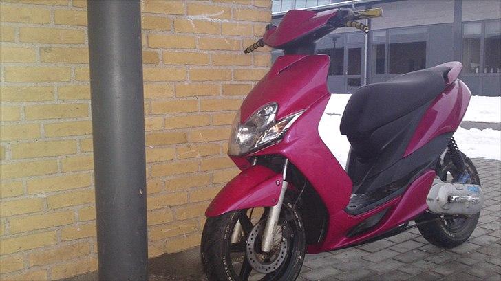 Yamaha Jog R - som den så ud før. fordi den blev malet var fordi ham der havde den før var væltede på den også var den smadret på den ene side billede 16