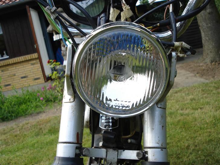 Puch Monza Grand Prix 3sl - Da jeg købte den for nogle år siden var der en smadret orginal forlygte med, som jeg os har liggende. Men købte en ny en i tyskland, den er nu meget pæn :) billede 6