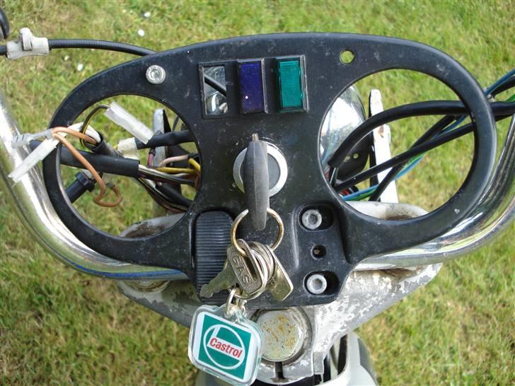 Puch Monza Grand Prix 3sl - Har desværre aldrig nået og fået købt speedo meter til den, men det kommer :) billede 8