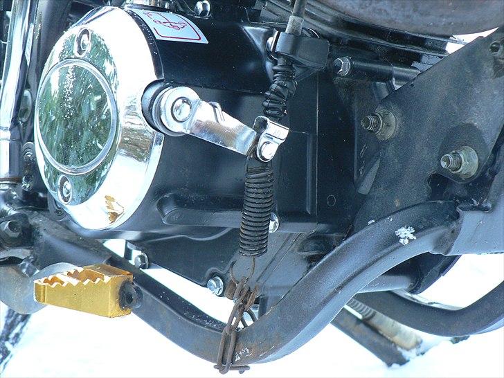 Xmotos XB31 Custom - Der sidder en fjeder svejset fast på motoren, som får koblingsarmen til at gå tilbage, den er gået løs så her er løsningen billede 4