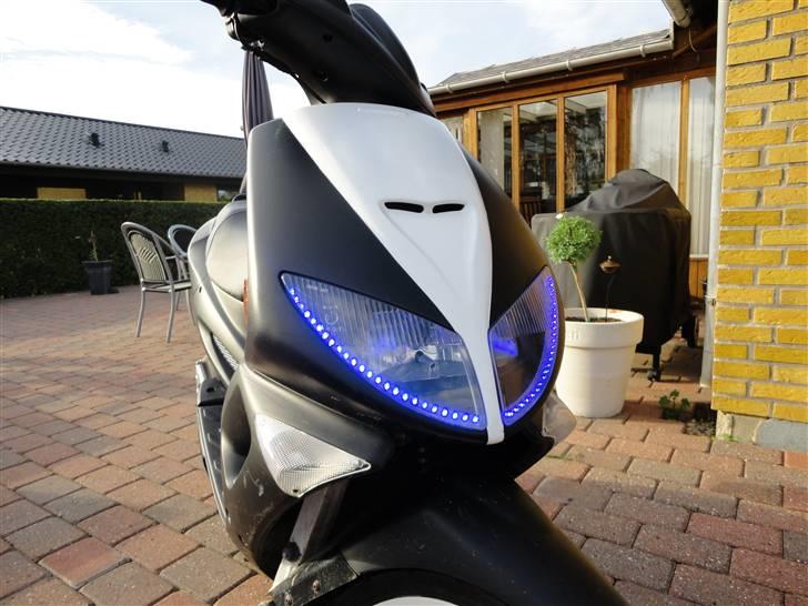 Peugeot Speedfight 1 > BYTTET < - så kom der lidt gejl på :D lidt ekstra lys i front " Tændt " billede 1