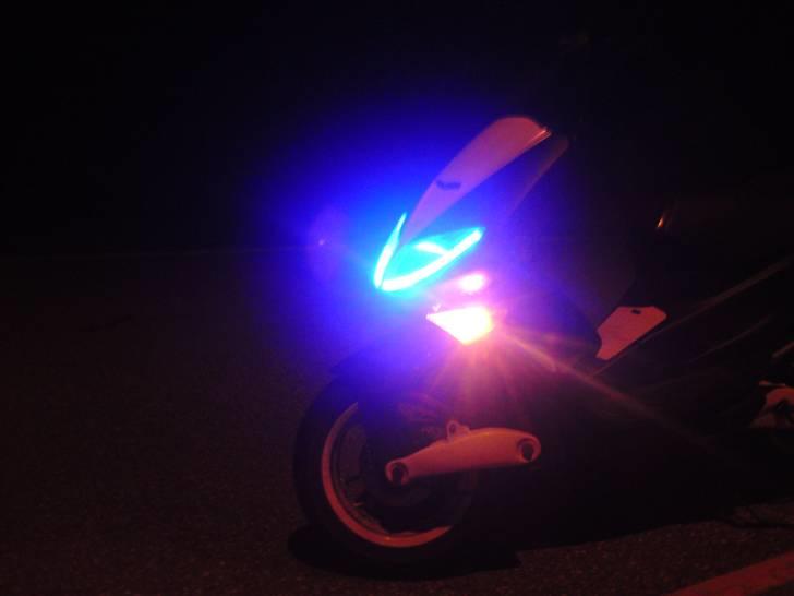 Peugeot Speedfight 1 > BYTTET < - Mine dioder i fronten :D det er niiice !! billede 5