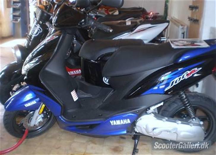 Yamaha Jog R Stjålet :(  - Her står den da jeg lige havde købt den af forhandleren :)  billede 12