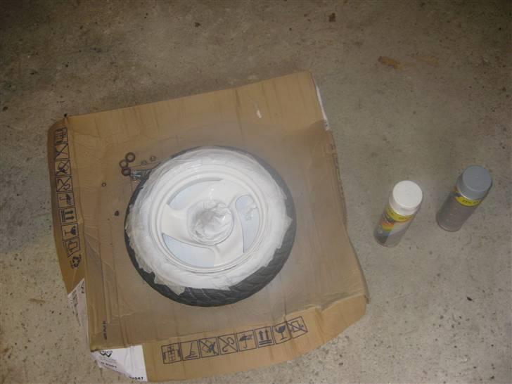 Yamaha Jog Space (SNART KØREKLAR) - Her er det færdige resultat efter den har fået 3 gange. Er selv meget godt tilfreds, og der er ikke det mindste lort i malingen eller grunder. billede 3