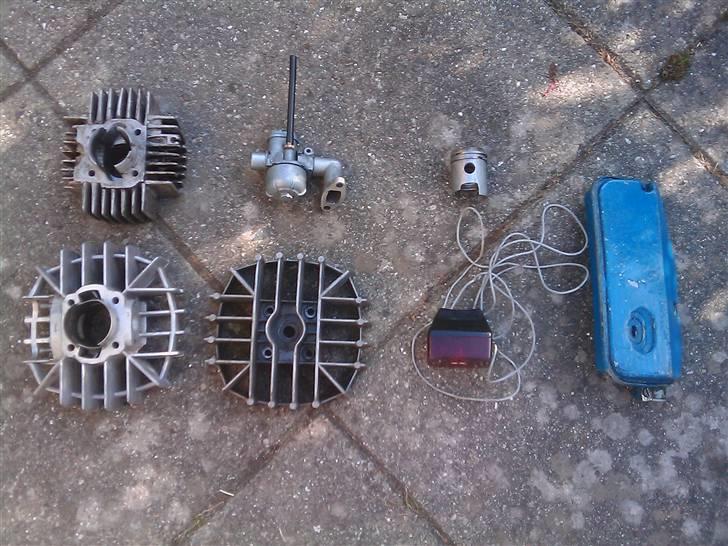 Puch Maxi - Den runde kaburator sidder på maxien, men den firkantet følger med hvis man køber maxien. :) billede 8