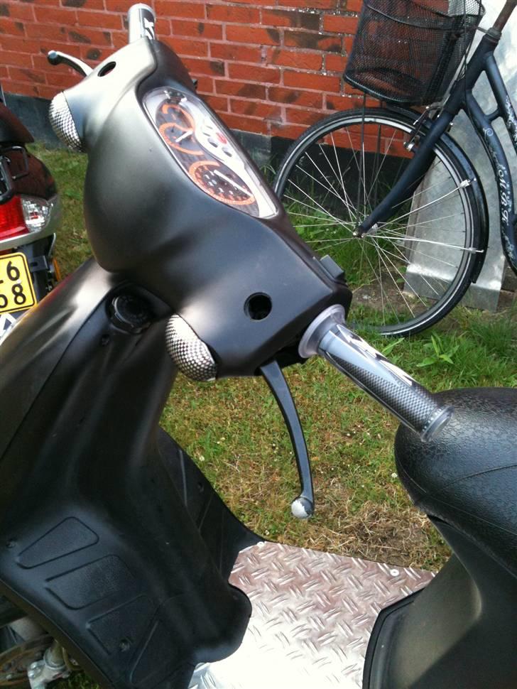 Piaggio Typhoon # Væk - Som man kan se, sidder der gammel malling på sædet! så der kommer snart nyt sæde os. billede 3