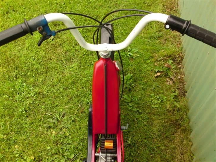 Piaggio vespa ciao solgt - det dejlige styr med nye kabler og ny malet ;D billede 1