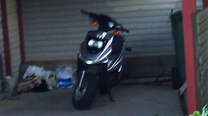 PGO HOT50 "BYTTET VÆK" SAVNET - nu er den næsten færdig mangler bare et sort skjold til der hvor baglygten sidder billede 1