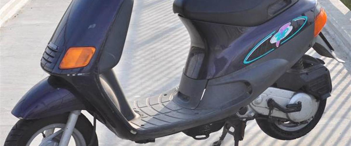 Piaggio Zip (45) 1996 Scooteren står helt standard...