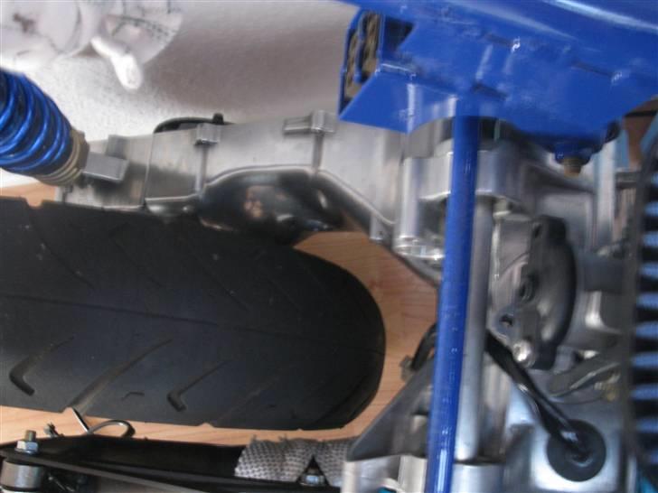 Aprilia «» Sonic -RS «» SOLGT - Lidt af motoren. Ophænget er ikk så godt malet da det var temmelig iret billede 4