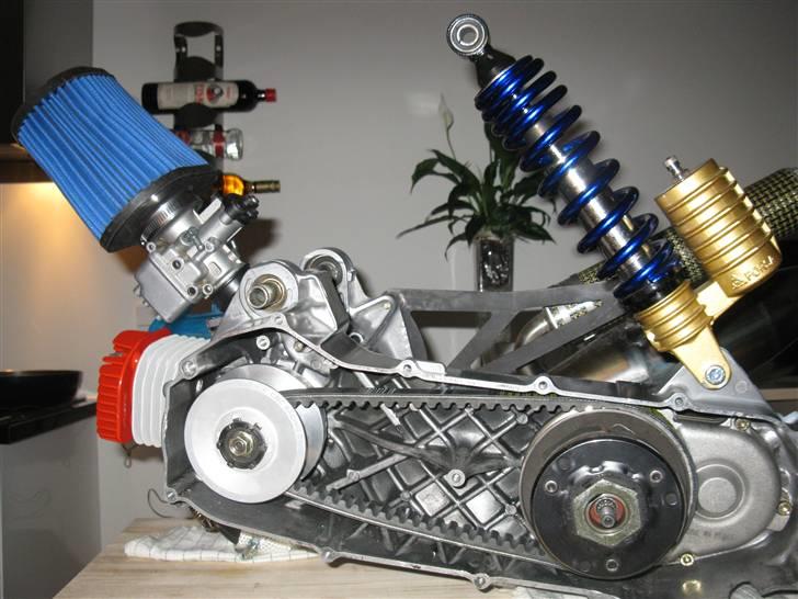 Aprilia «» Sonic -RS «» SOLGT - Motoren som den stod da vi næsten lige var gået igang med poleringen . kun samlet løst billede 9