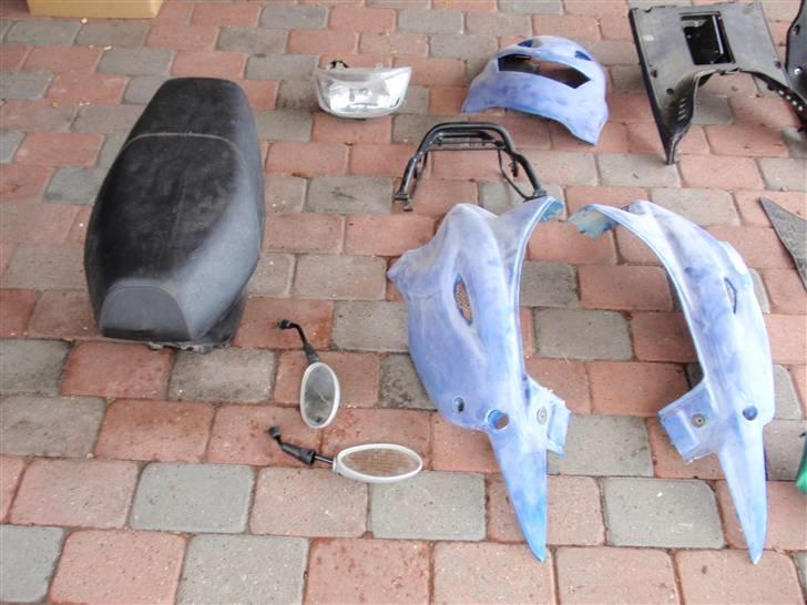 CPI Popcorn            SOLGT - dele til scooteren og skjolde der er slebet ned og klar til lakering billede 2