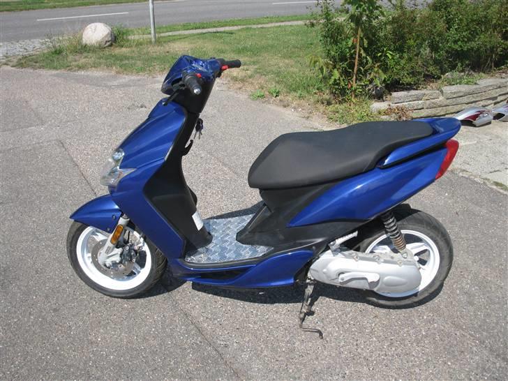 Yamaha JogR - Så blev skjoldene plus dørkplade sat på (:! billede 5