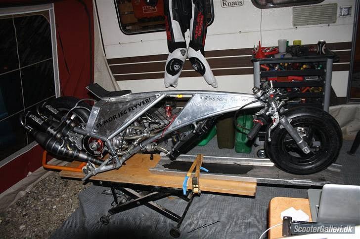 Yamaha 2 Cylinder Sprinter - ARW 1 2010 hvor den er ved og blive samlet om aftenen/natten billede 5